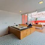 Stylish Apartment With Private Roof Top & Jacuzzi