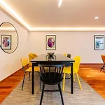 Stylish Apartment With Private Roof Top & Jacuzzi